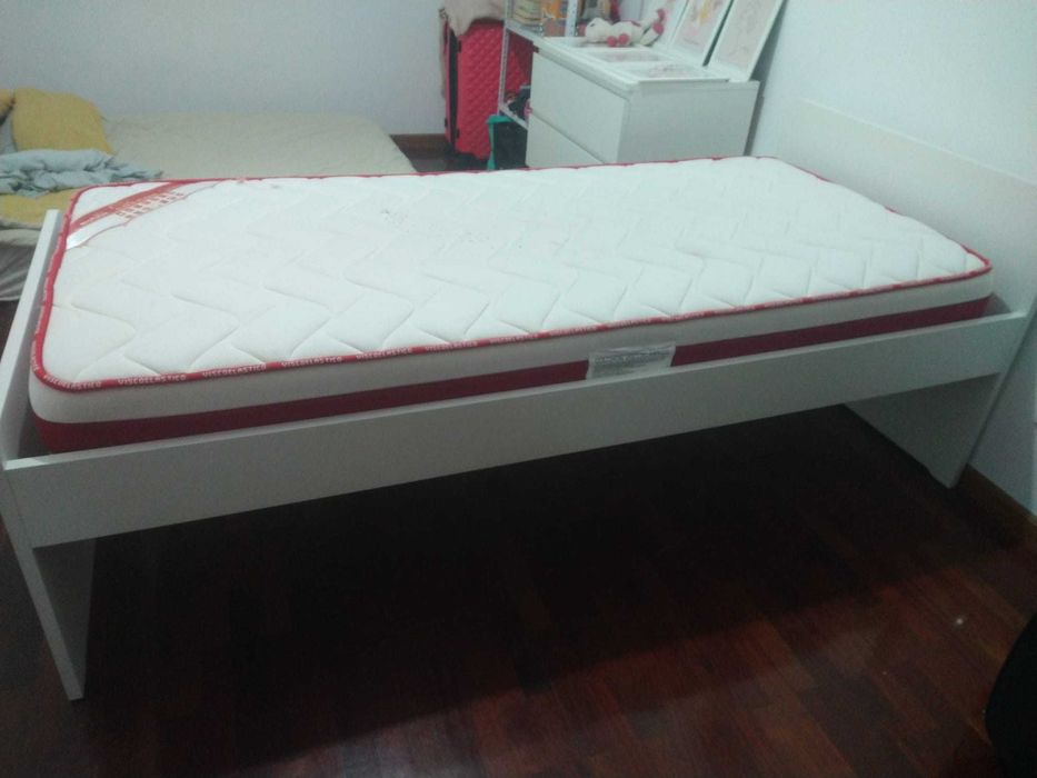 Cama Solteiro IKEA + colchão - como novos