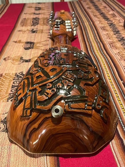 Charango z drewna jacaranda – ręcznie rzeźbione, elektroak, unikatowe!