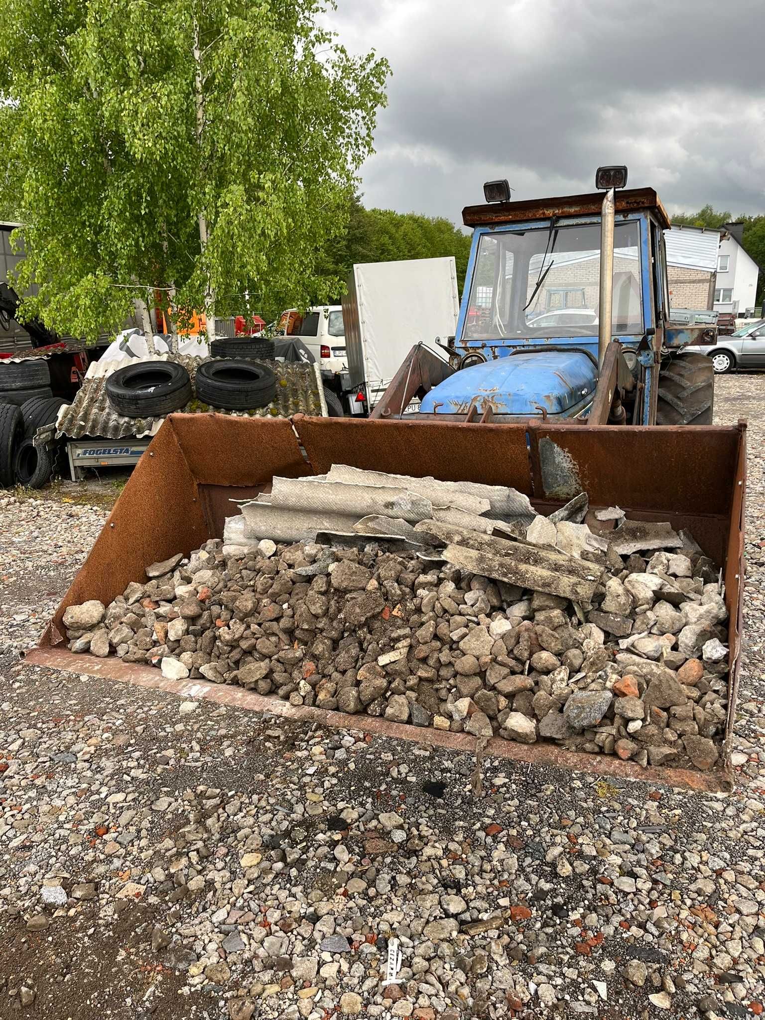 traktor Leyland 255 z ładowaczem