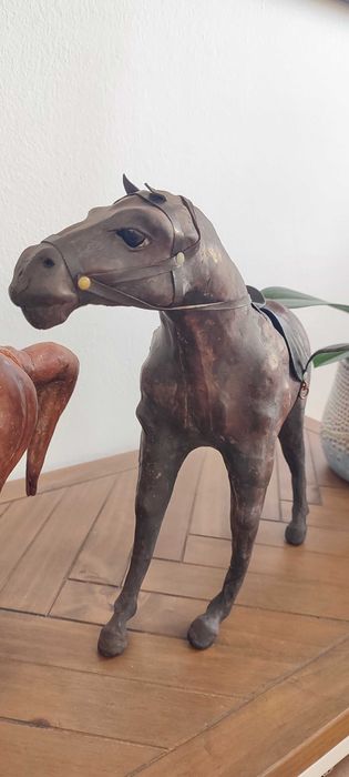Escultura de figura de cavalo vintage em couro