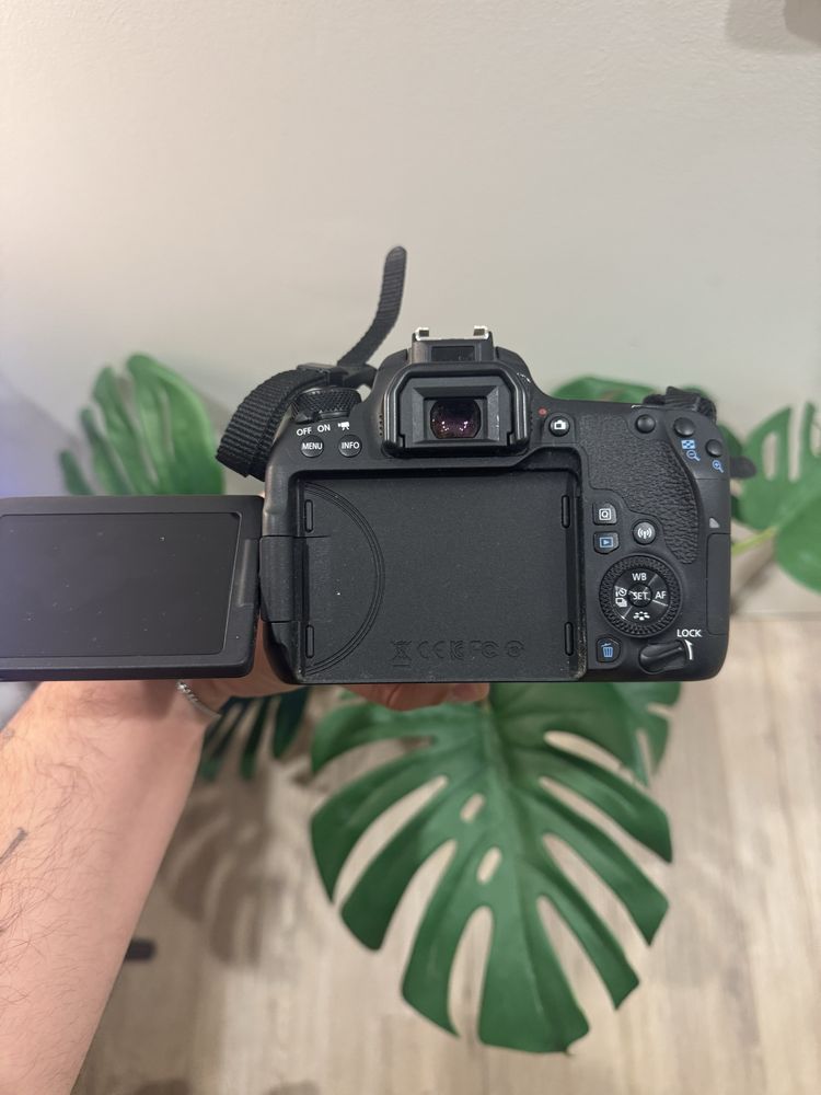 Canon EOS 77D + Lente 18-135mm