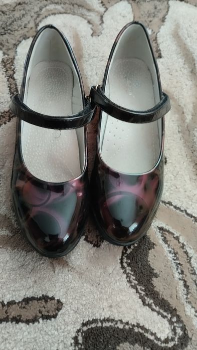 Туфлі для дівчинки.