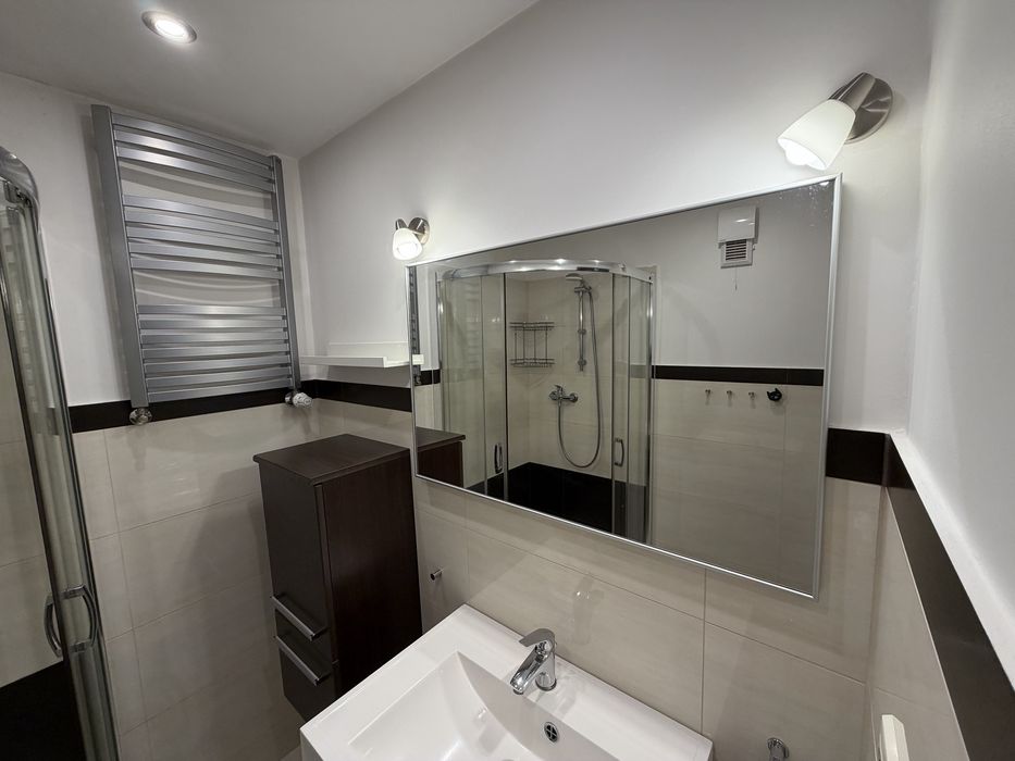 Meble Łazienkowe - szafka z umywalką, słupek, lustro