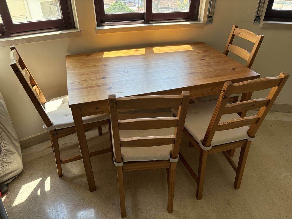 Mesa de madeira com 4 cadeiras
