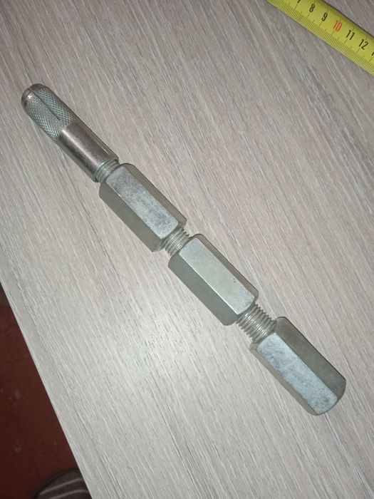 Винт з большими гайками