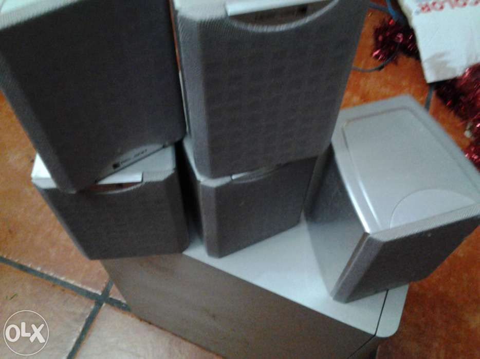 subwoofer de som com 5 colunas