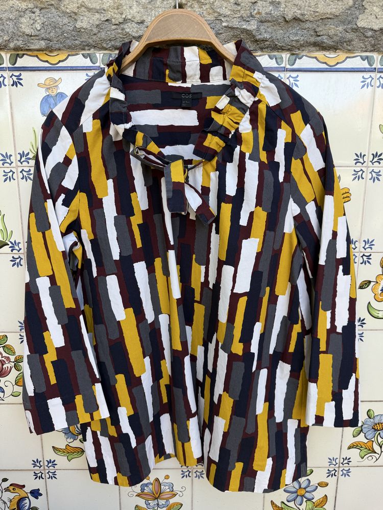 Blusa COS com folhinho e laço na gola