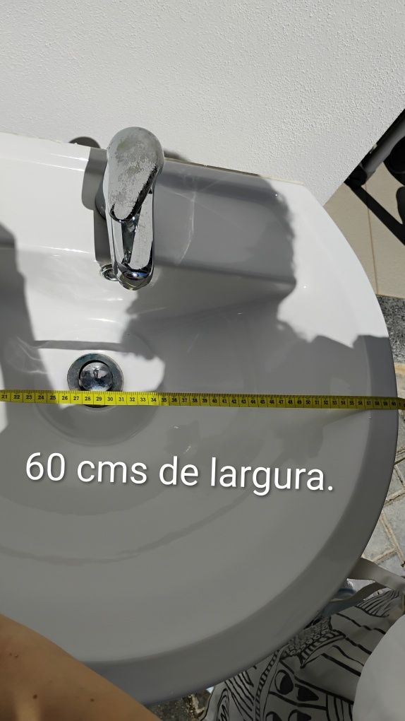 Lavatório Sanindusa com pé e torneira misturadora em bom estado.
