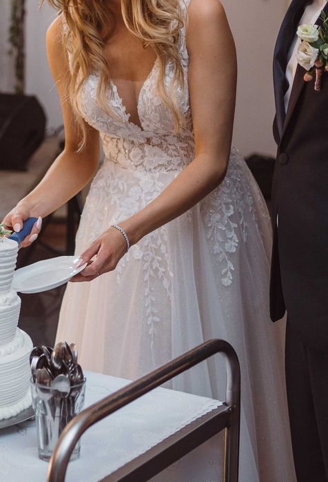 PRZEPIĘKNA błyszcząca suknia ślubna