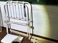 Cama de criança, antiga em ferro