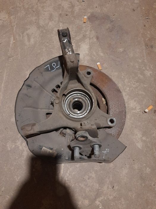 Lexus ES300h Кулак левый ступица