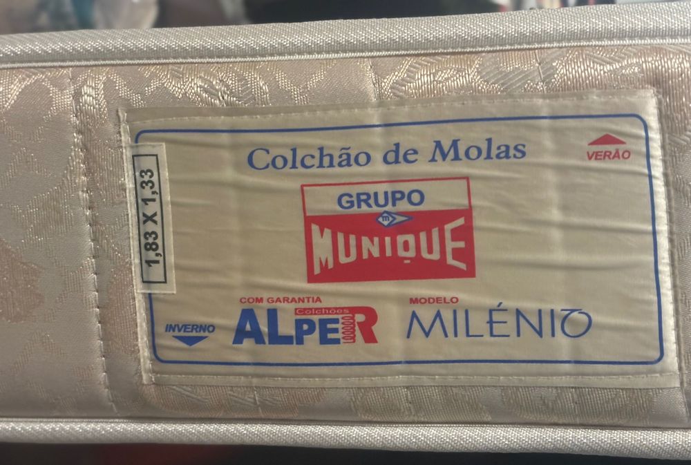 Colchão e estrado com pés - CAMA- pouco uso. OFERTA ALÇADO