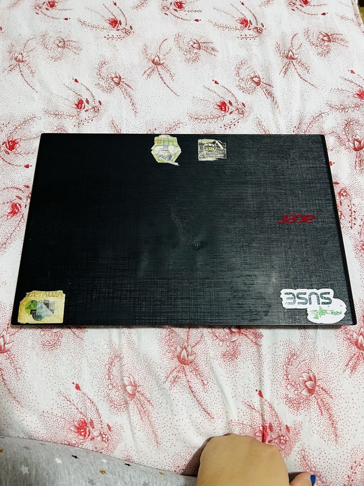Computador portatil ACER vermelho.