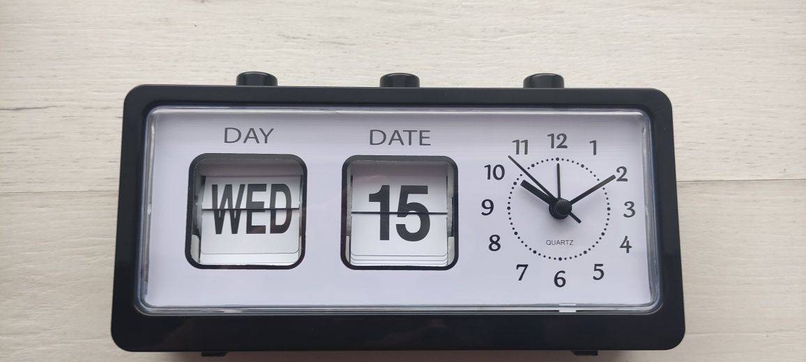 Часы ретро с календарем и будильник.