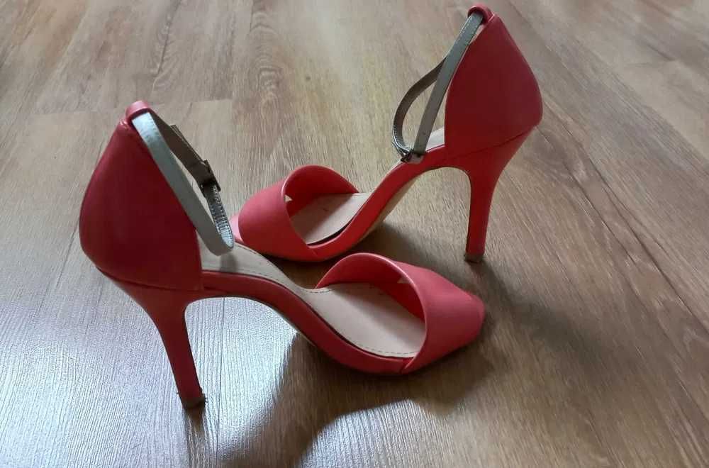 Malinowe buty z odkrytymi palcami, Vices r. 39