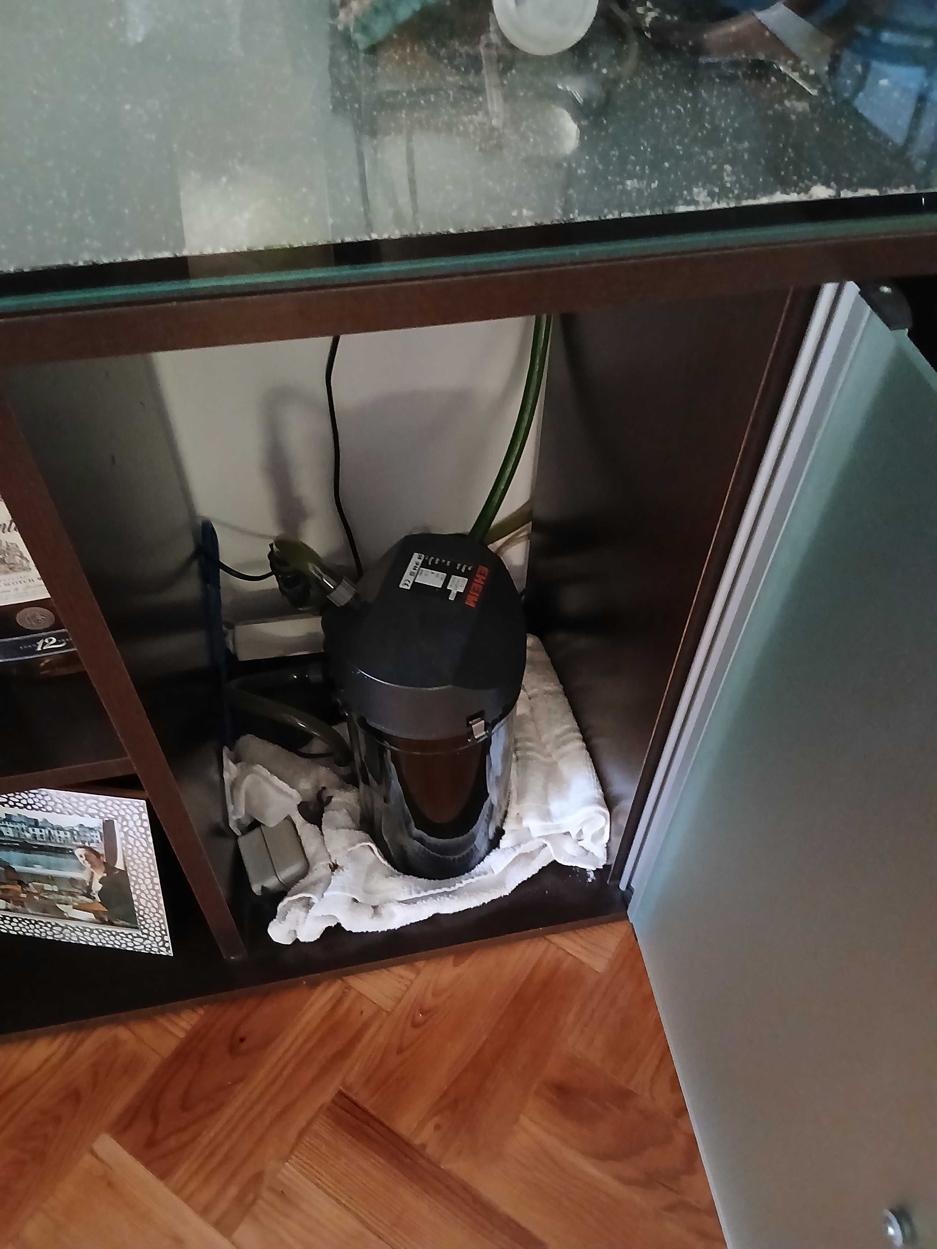 Aquário retangular com móvel