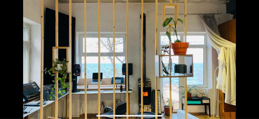 Студія з виглядом на море