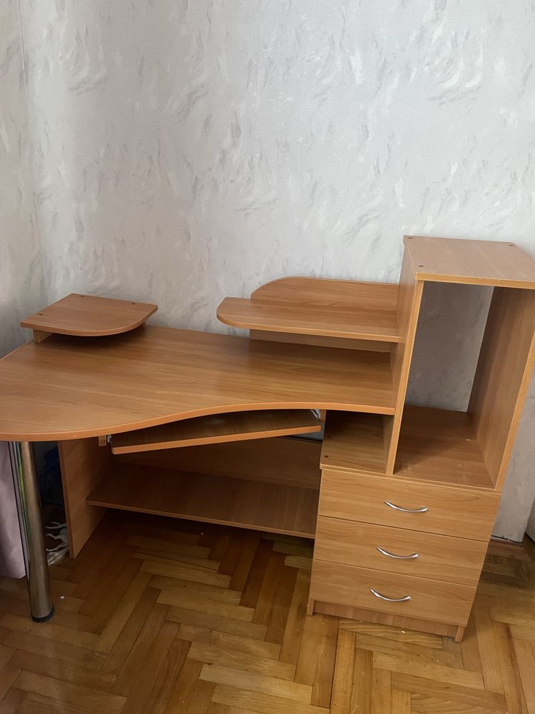 Компʼютерний стіл