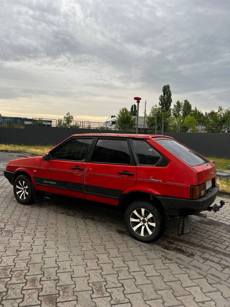 Автомобіль 2109 1988 року.