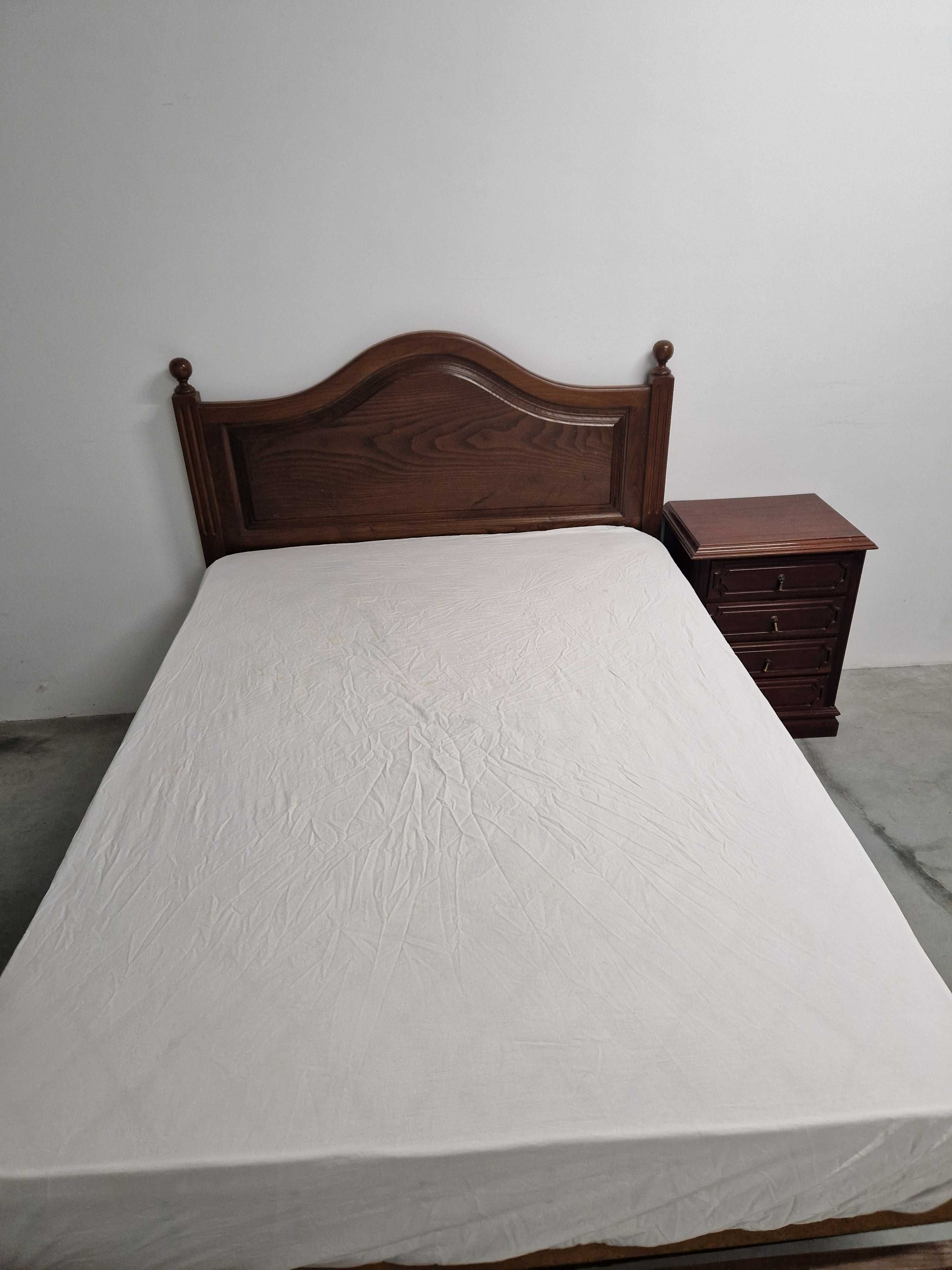 Cama de casal com colchão
