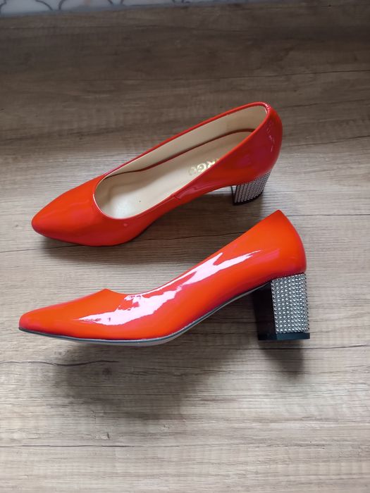 Eleganckie czerwone czółenka 38 skóra nowe