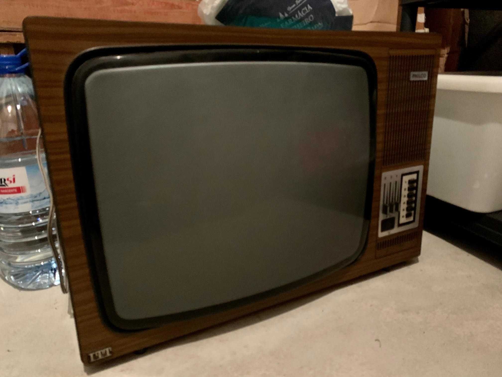 TV antiga PHILCO em madeira boa para decoração