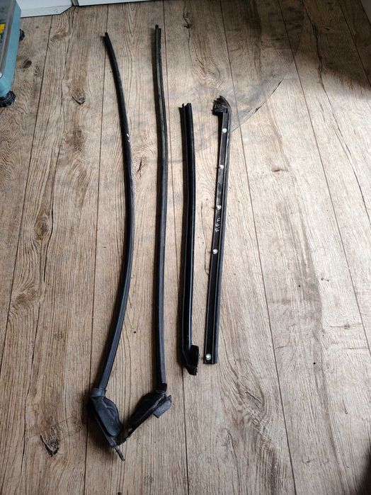 Uszczelki drzwi szyby P/L uszczelka słupka Talento Trafic III Vivaro