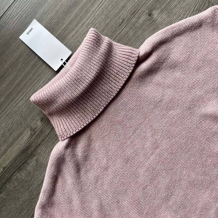 Różowy sweter w wywijanym golfem Mango