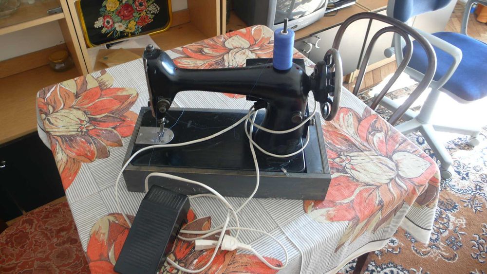 Singer maszyna do szycia elektryczna  używana.