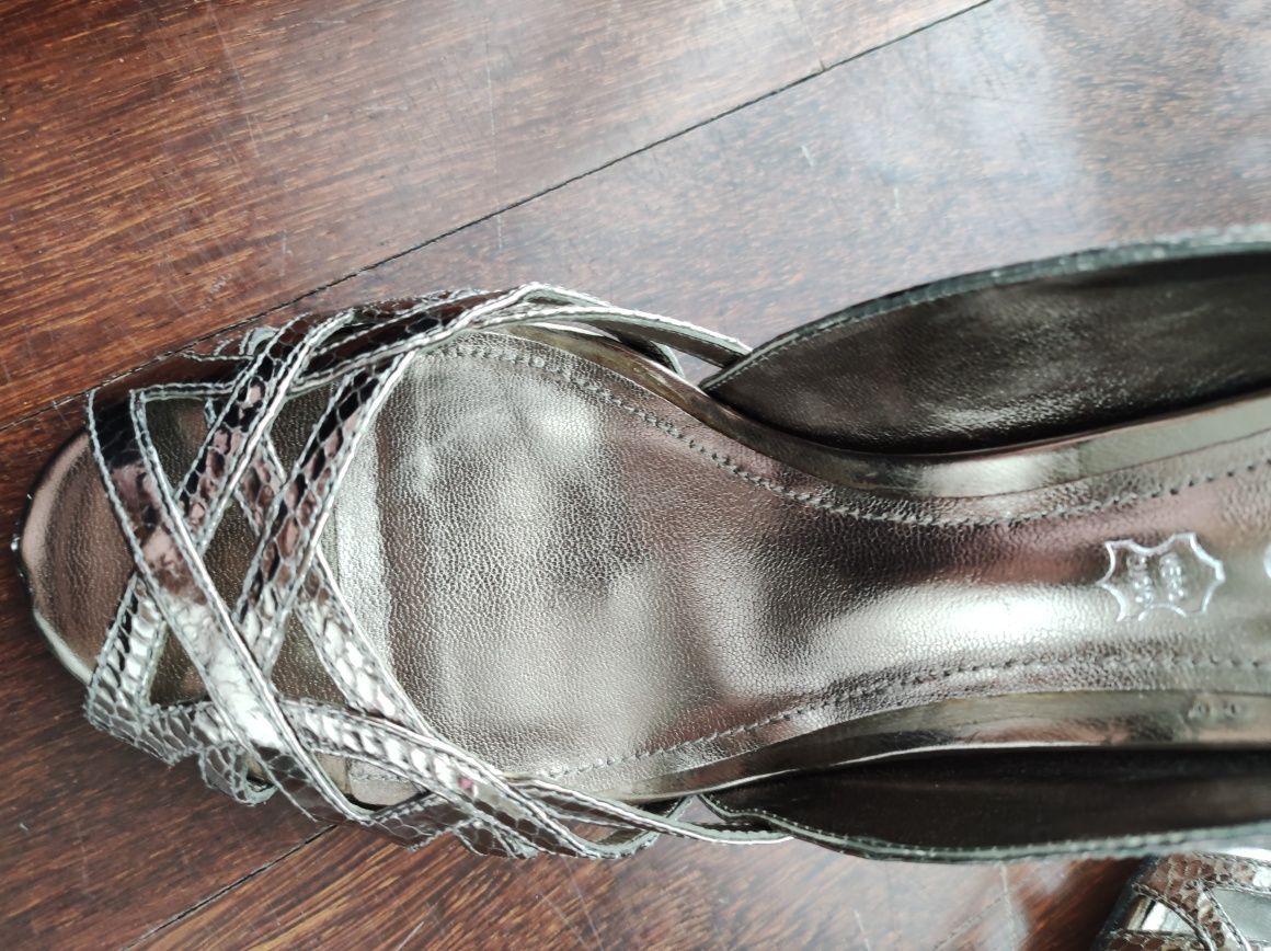 Sapato stiletto marca Aldo em tom cinzento aço, tamanho 38