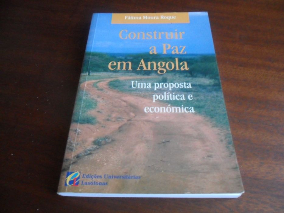 "Construir a Paz em Angola" de Fátima Moura Roque - 1ª Edição de 2000