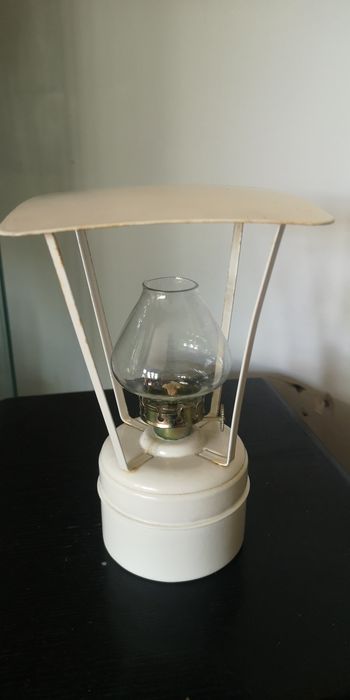 lampa naftowa bardzo oryginalna - biały stelaż wysokość 18 cm