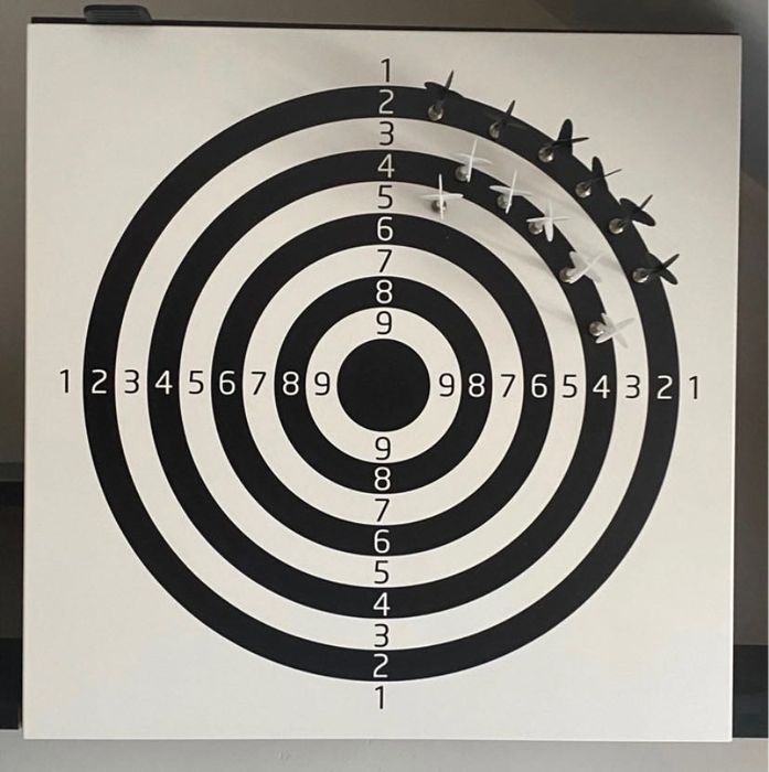 Biała metalowa nakładka na front szafki tarcza z rzutkami VOX