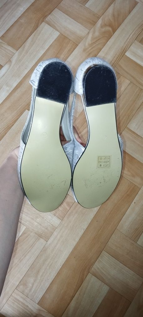 Czółenka, niski obcas, wkładka skórzana.
