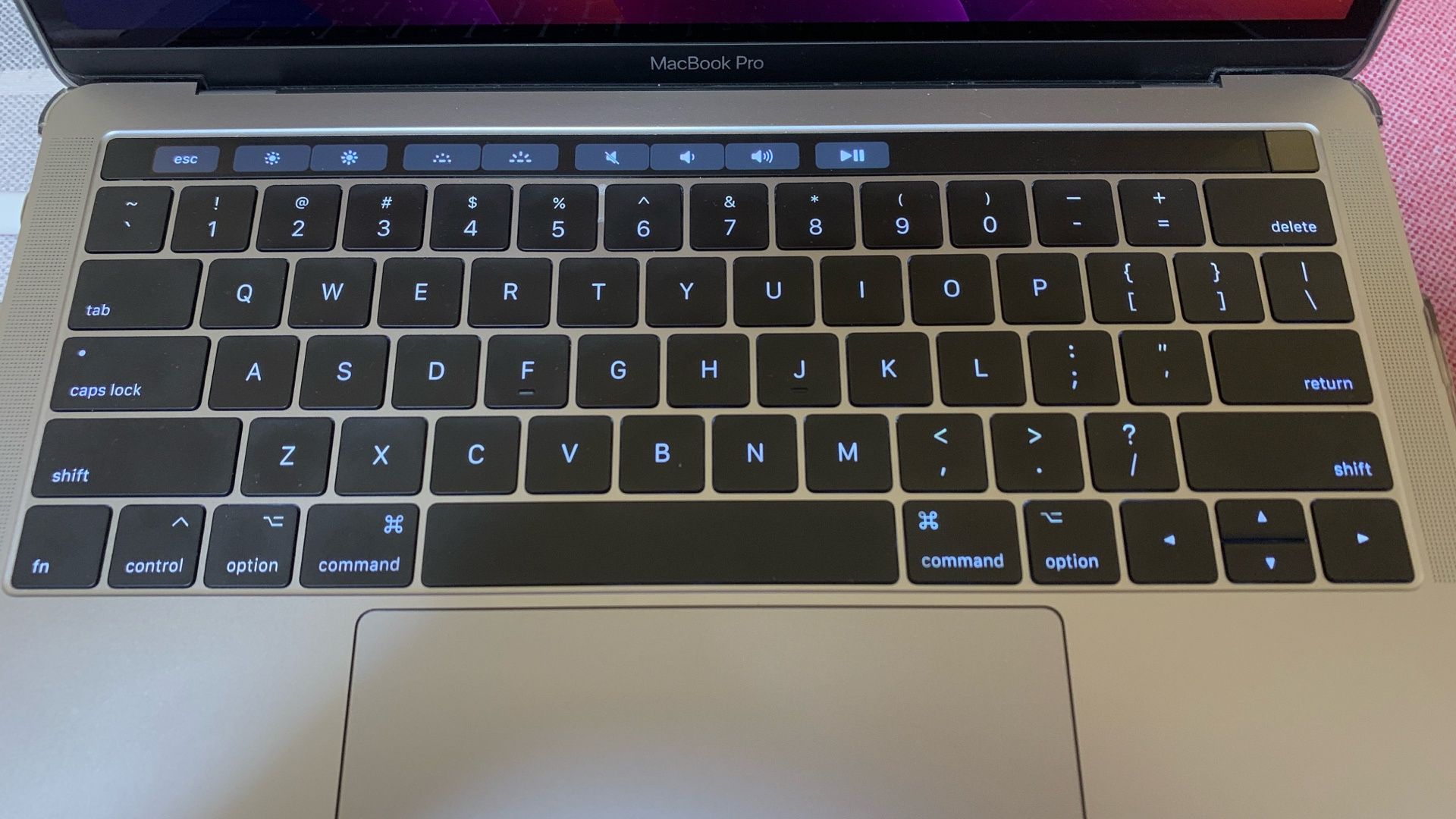 MacBook Pro 2017r., kolor: tytanowy, + nowa ładowarka