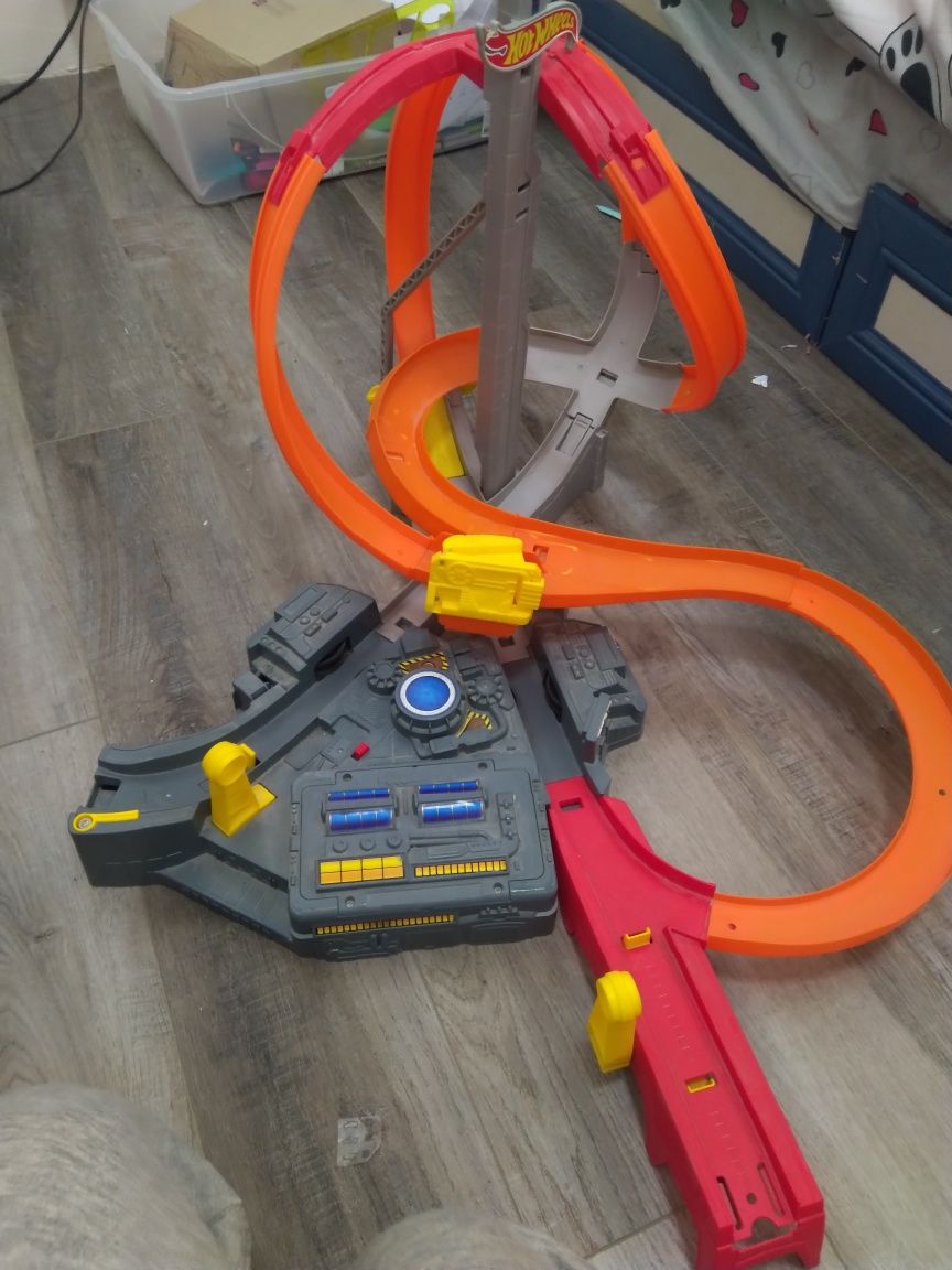 Гоночний трек Hot Wheels Spin Storm Track Set