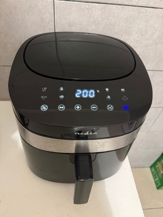 Air fryer preta (conecta Bluetooth)