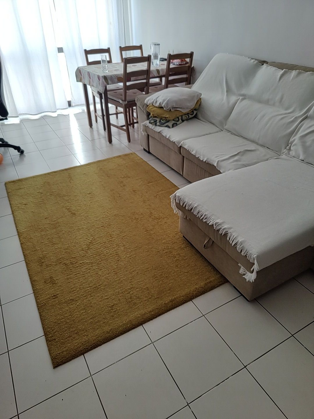 Tapete de sala IKEA amarelo