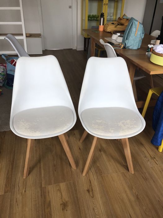 4 cadeiras com pernas em madeira