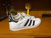 Adidas Superstar.
