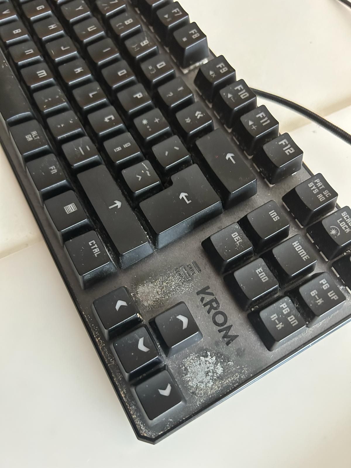 Teclado mecânico RGB Krom Kernel TKL
