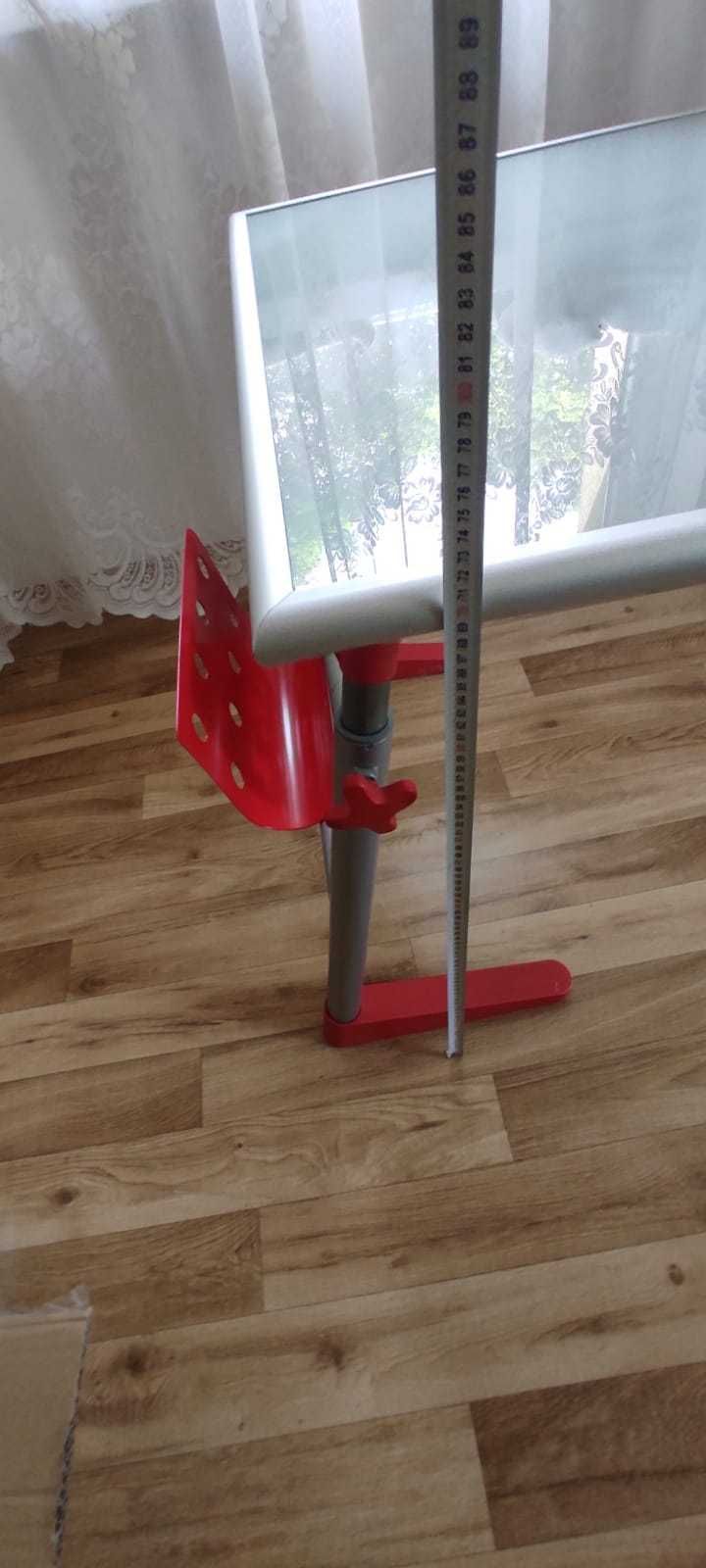 Biurko regulowane ze szklanym blatem