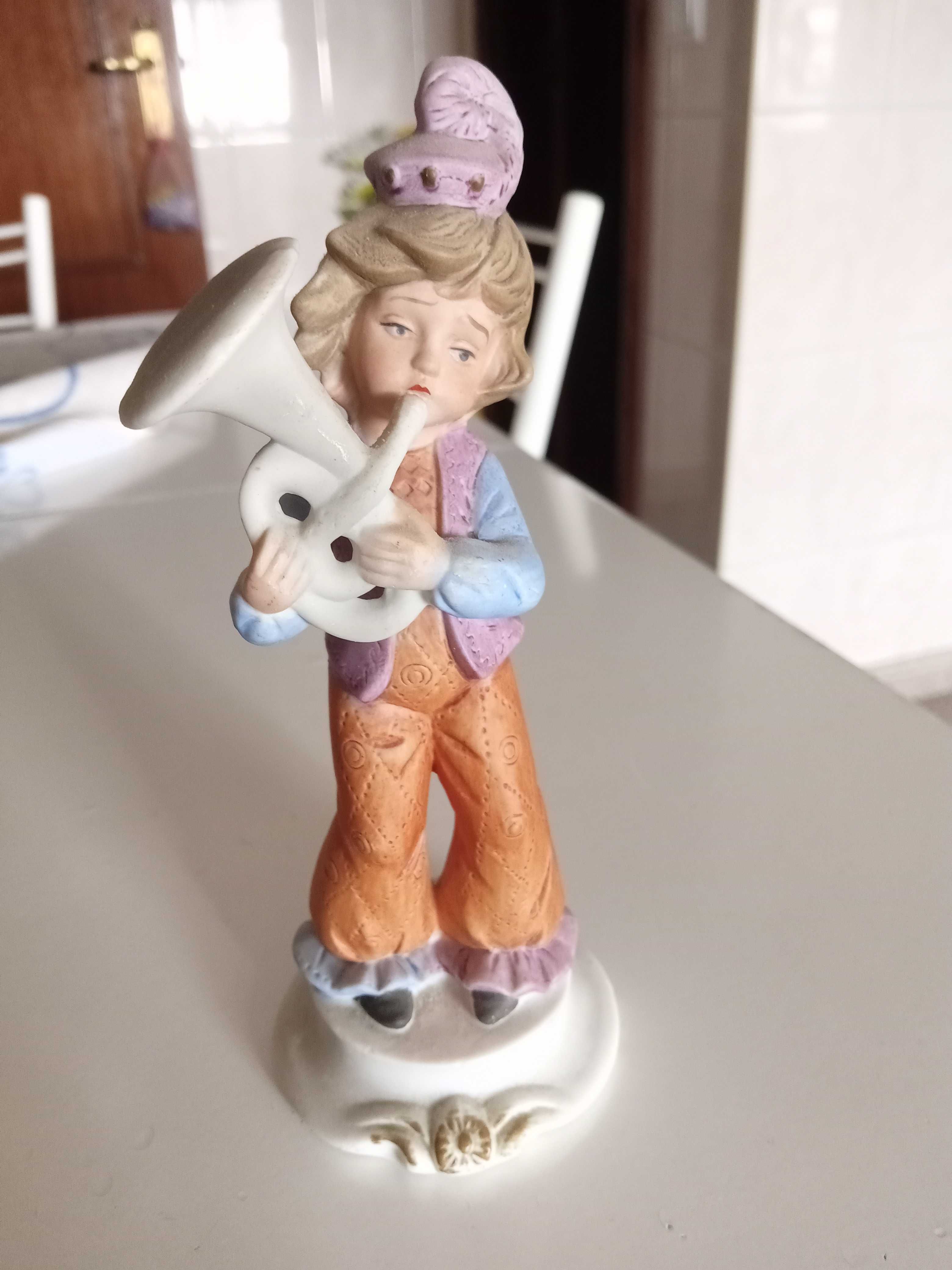 Estatueta (menino a tocar música)