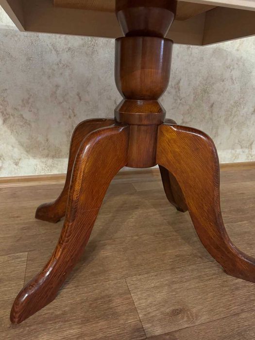 Кухонний гарнітур : стіл  і 3 табурети