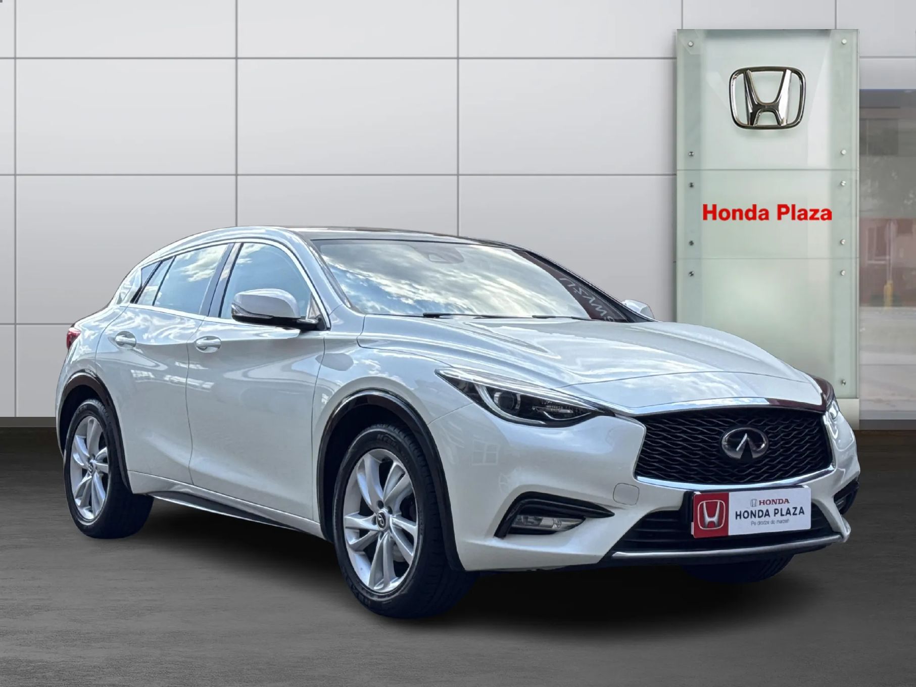 Infiniti Q30 1.6 REZERWACJA!! Premium Bezwypadkowy Navi Dach Panoramiczny