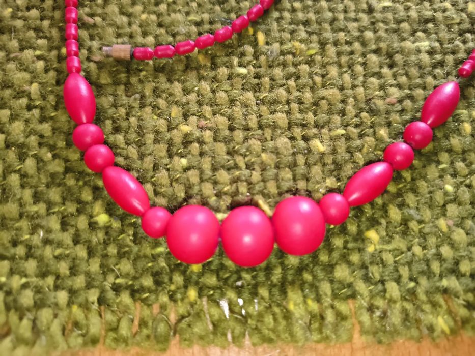 Naszyjnik z czerwonych koralików.