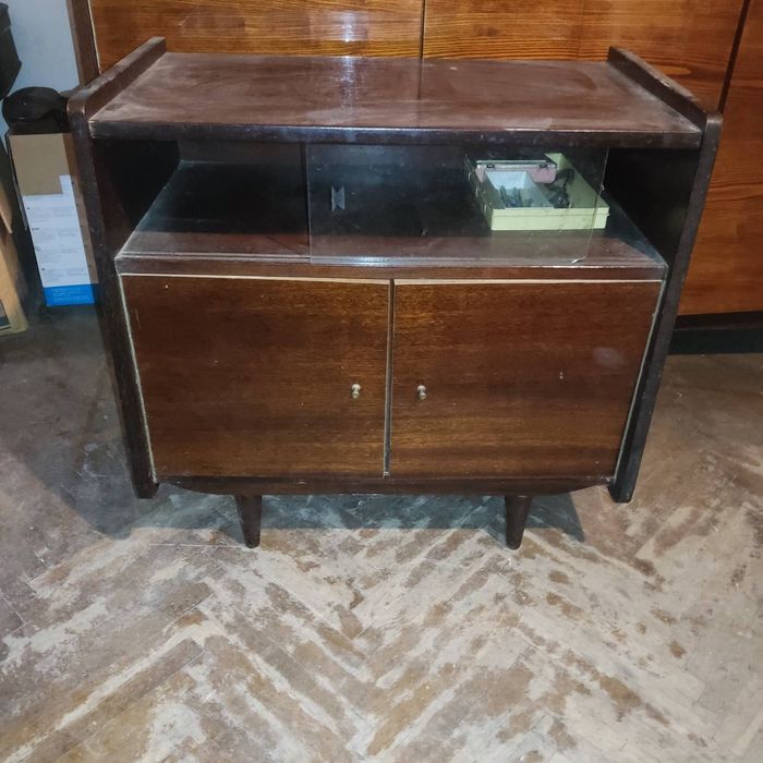 Віддам безоплатно меблі б/в.