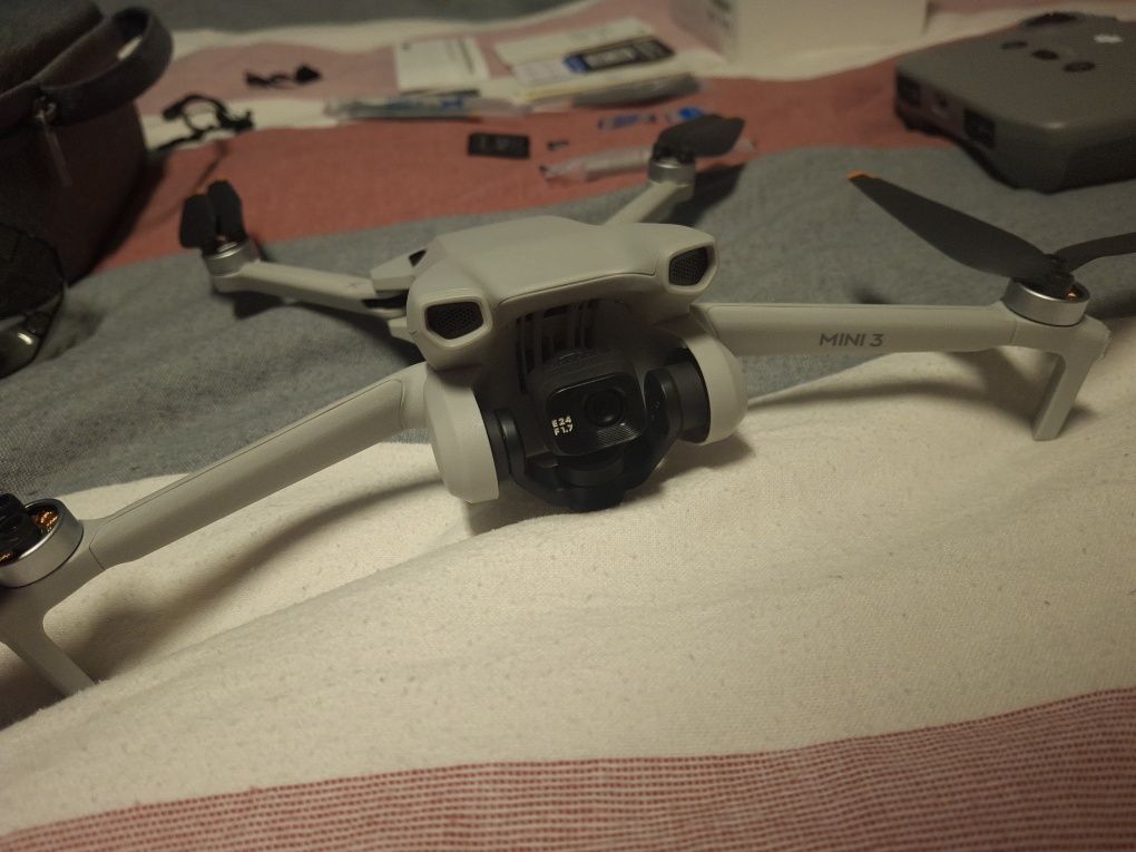 DJI Mini 3 Komplet z kontrolerem kartą 128GB, torbą, zapasowym śmigłem