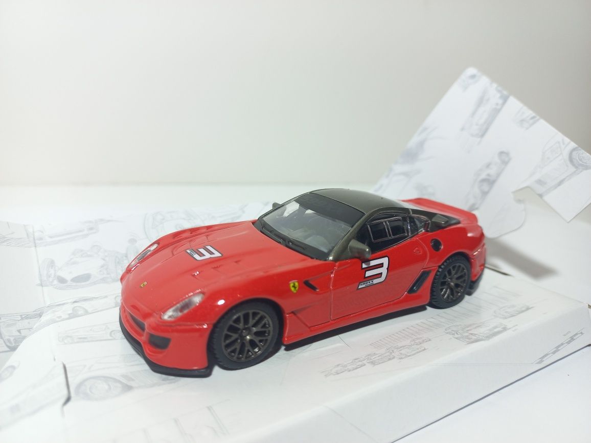 Bburago Ferrari 599XX z napędem, race&play, skala 1:43