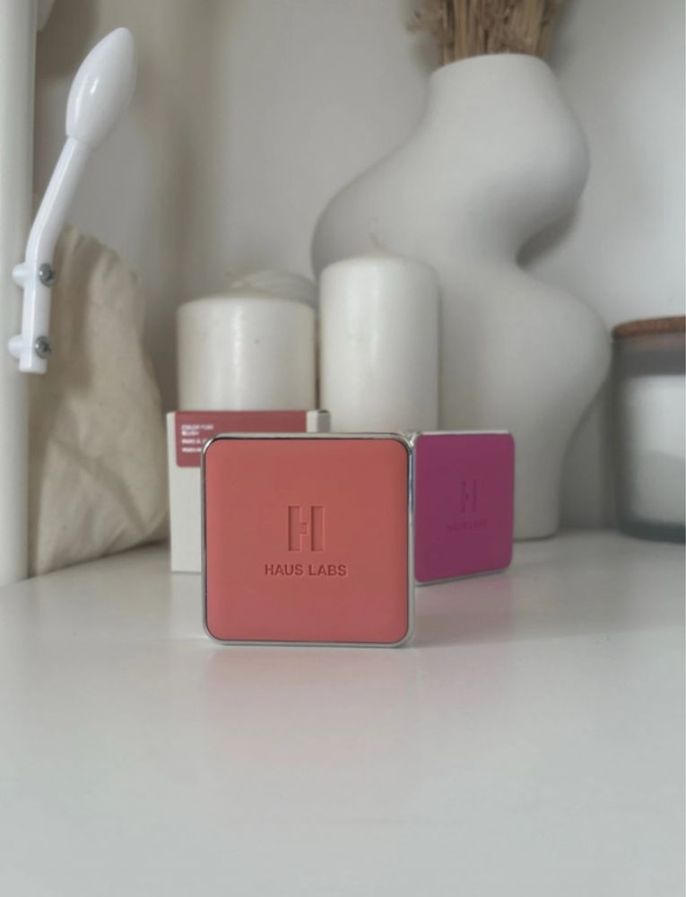 haus labs powder blush „pomelo peach” róż